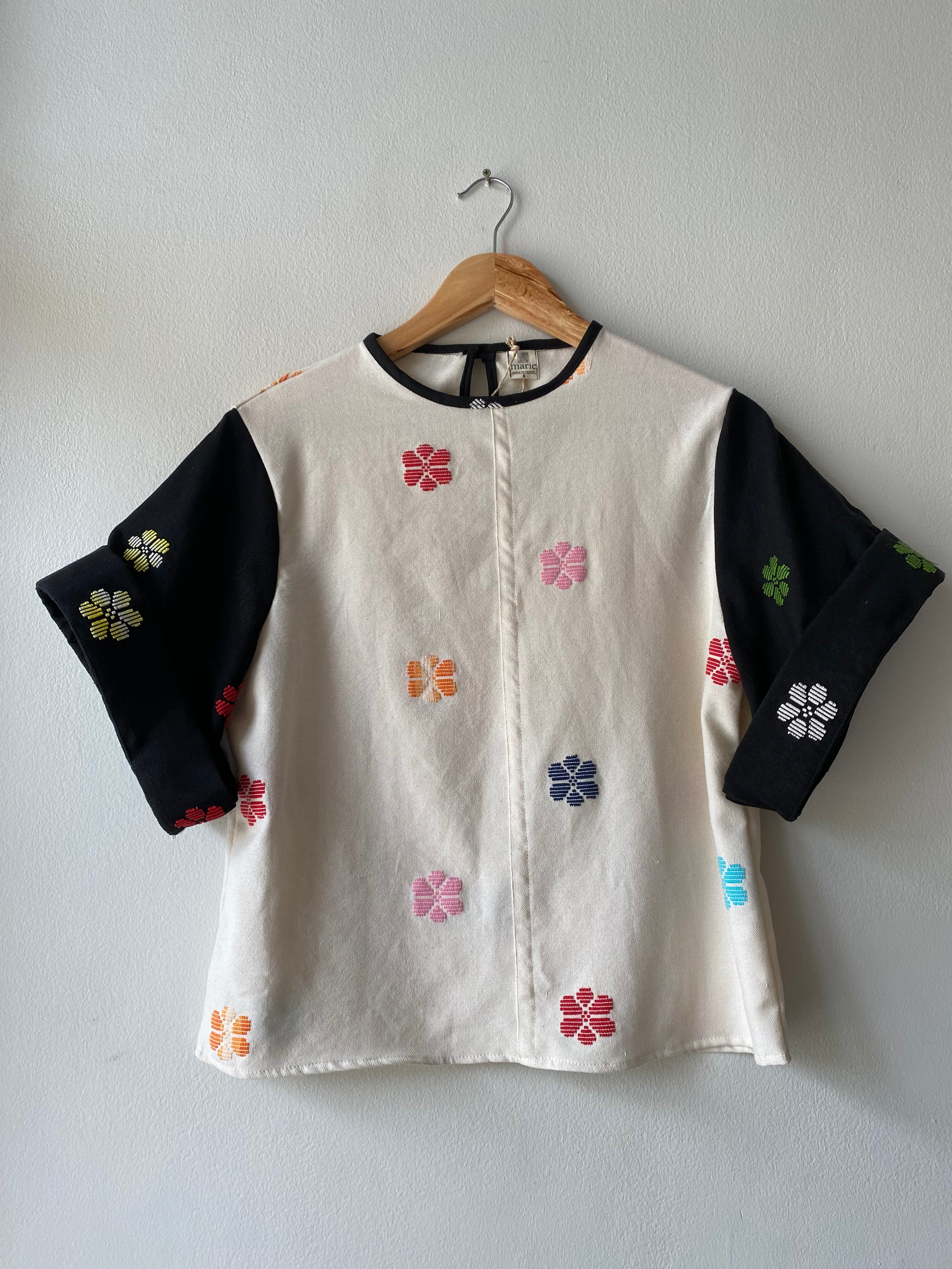 MASIGLA: white flowers w/ black flowers sleeves