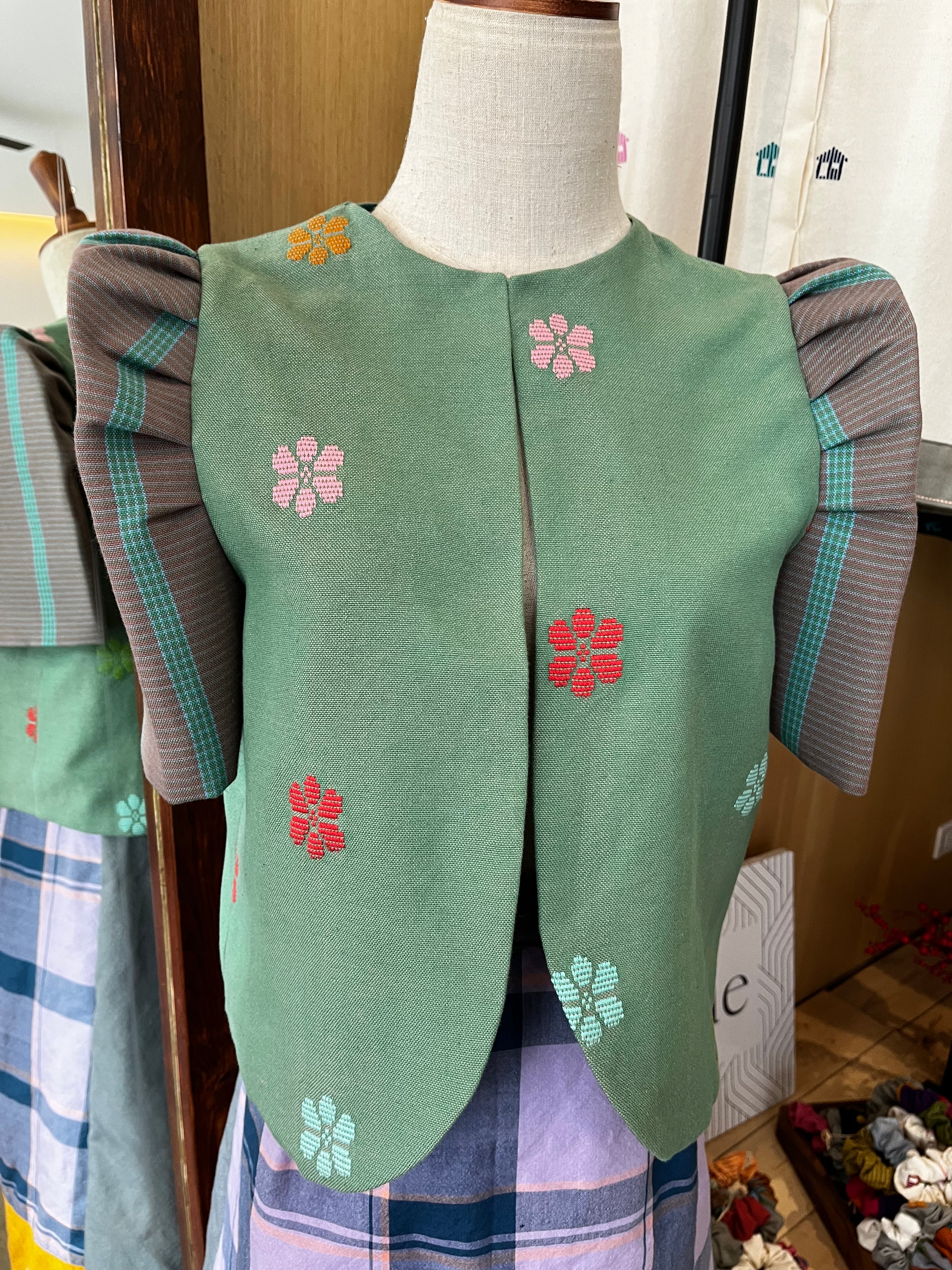 Bolero: light green flowers with perlita sleeves