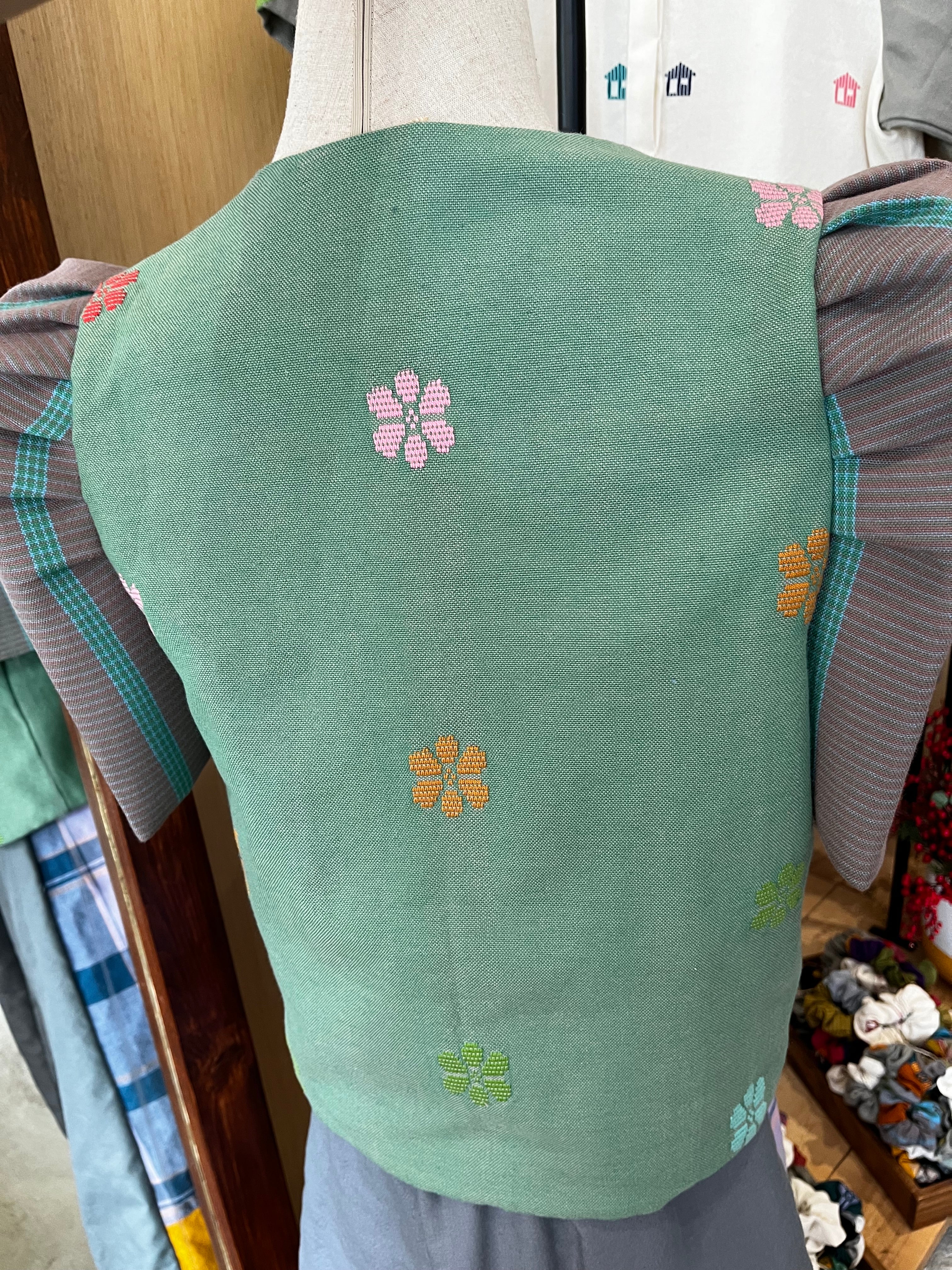 Bolero: light green flowers with perlita sleeves