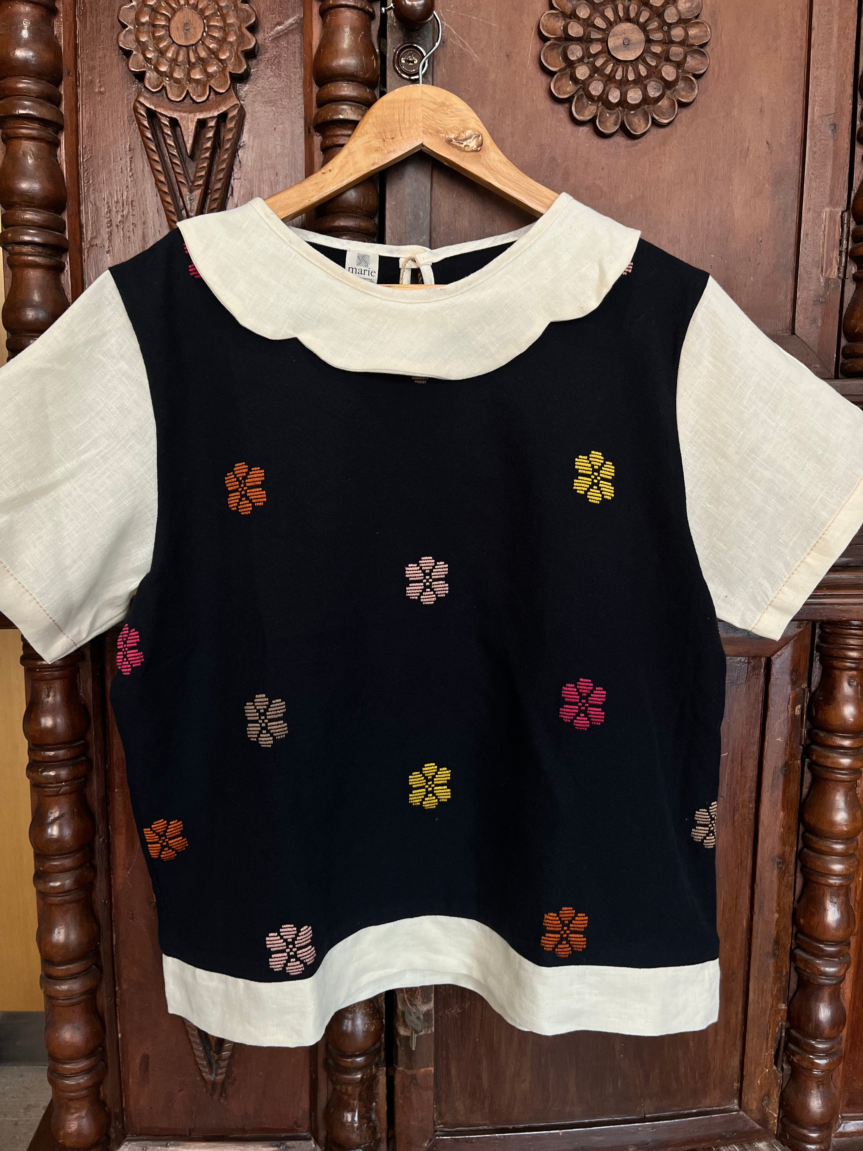 BUSILAK: BLACK FLOWERS W/ CREAM LINEN COLLAR / SLEEVES & BAND *