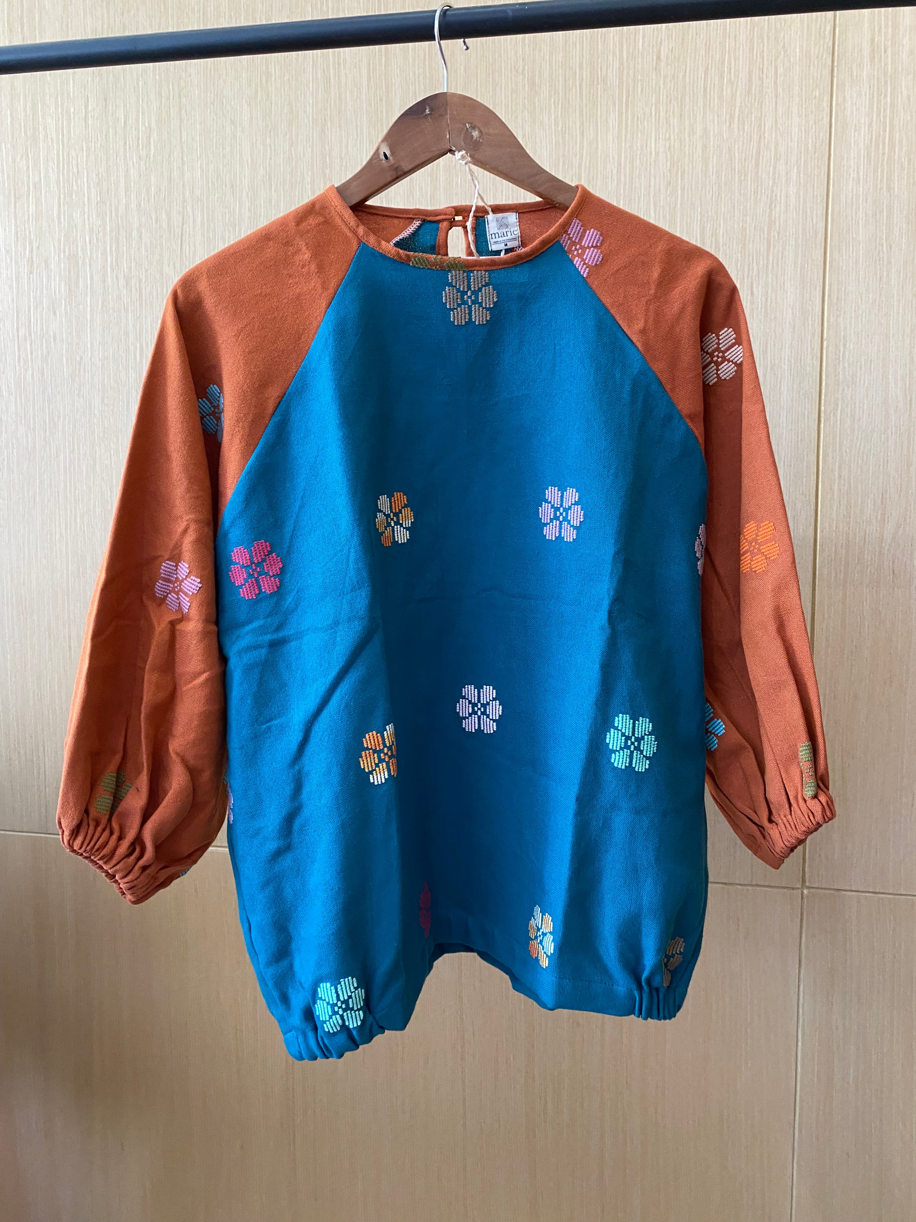 KATAWHAY COLLECTION: BLUE GREEN FLOWERS W/ RUST ORANGE FLOWERS SLEEVES