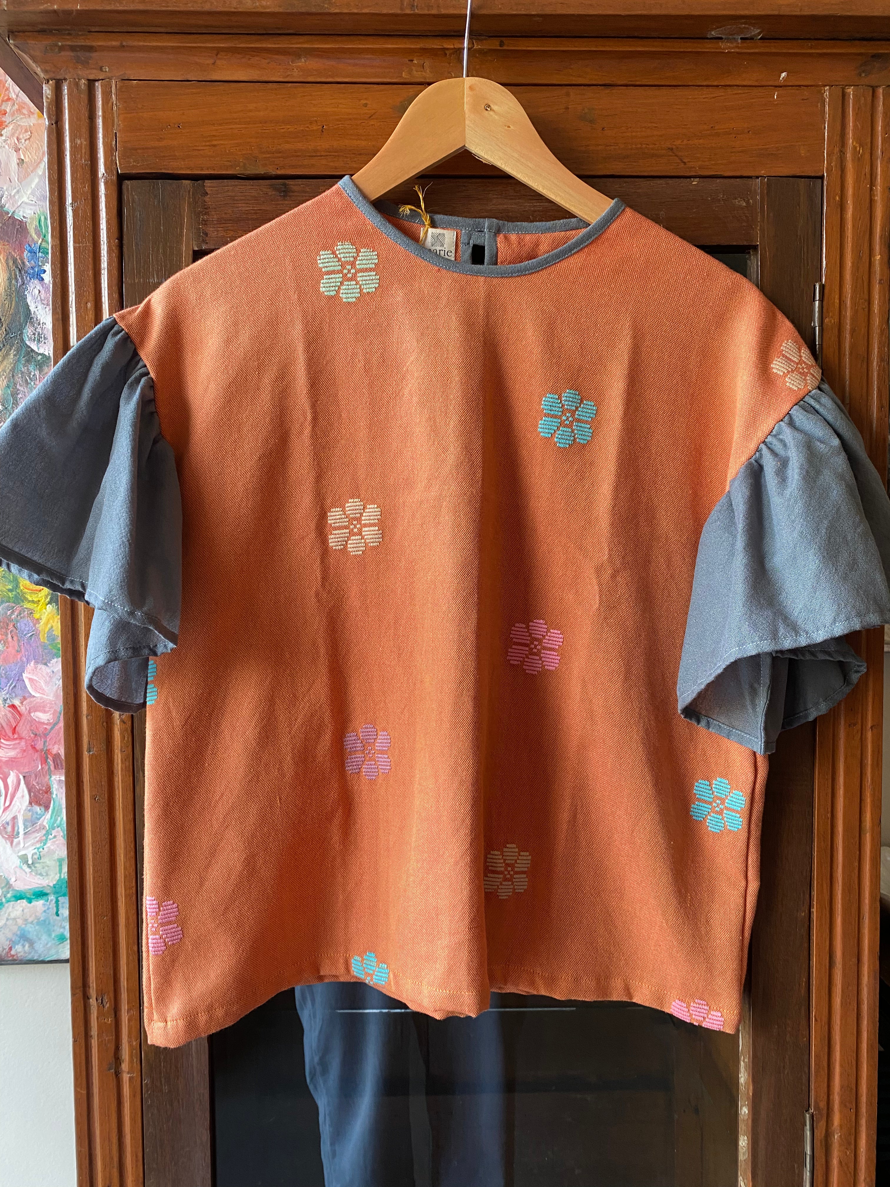 CORAZON: APRICOT FLOWERS W/ GRAY SLEEVES