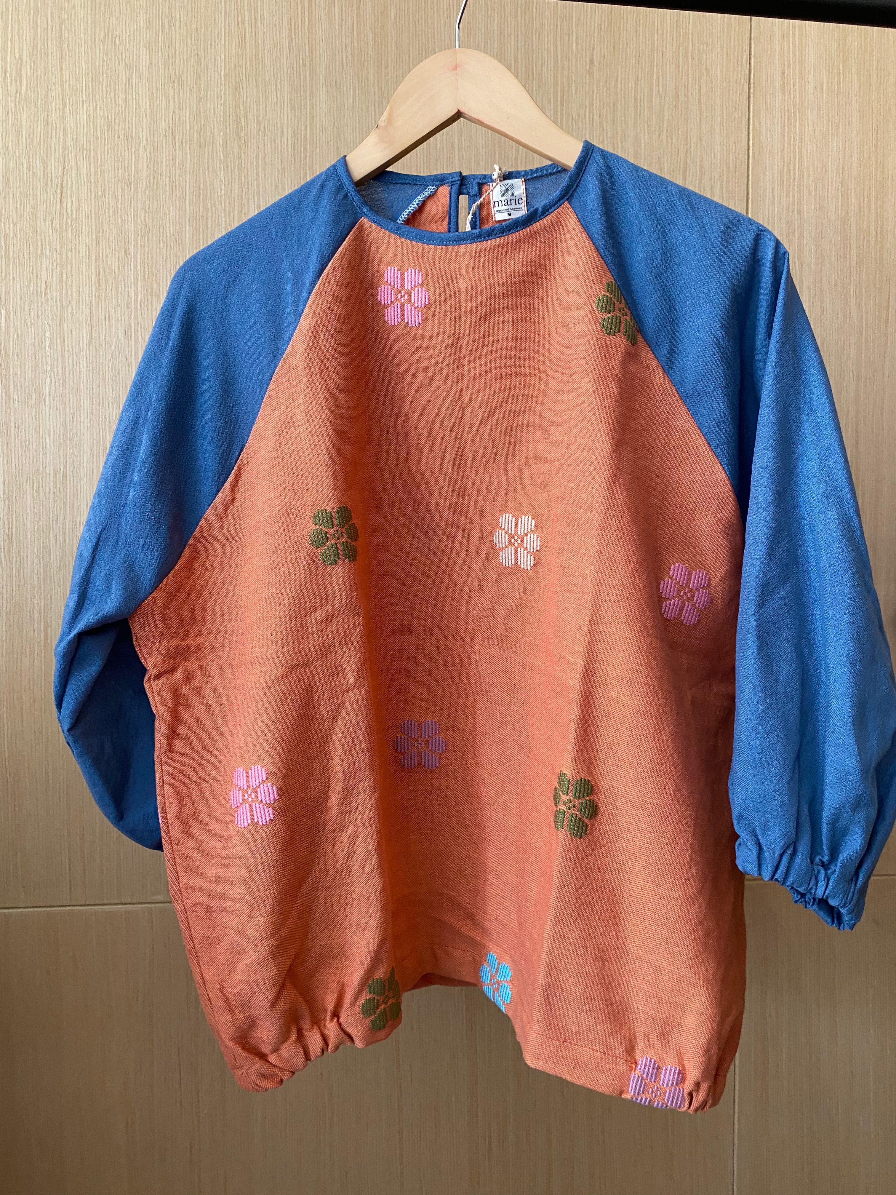 KATAWHAY COLLECTION: APRICOT FLOWERS W/PLAIN GRAY SLEEVES