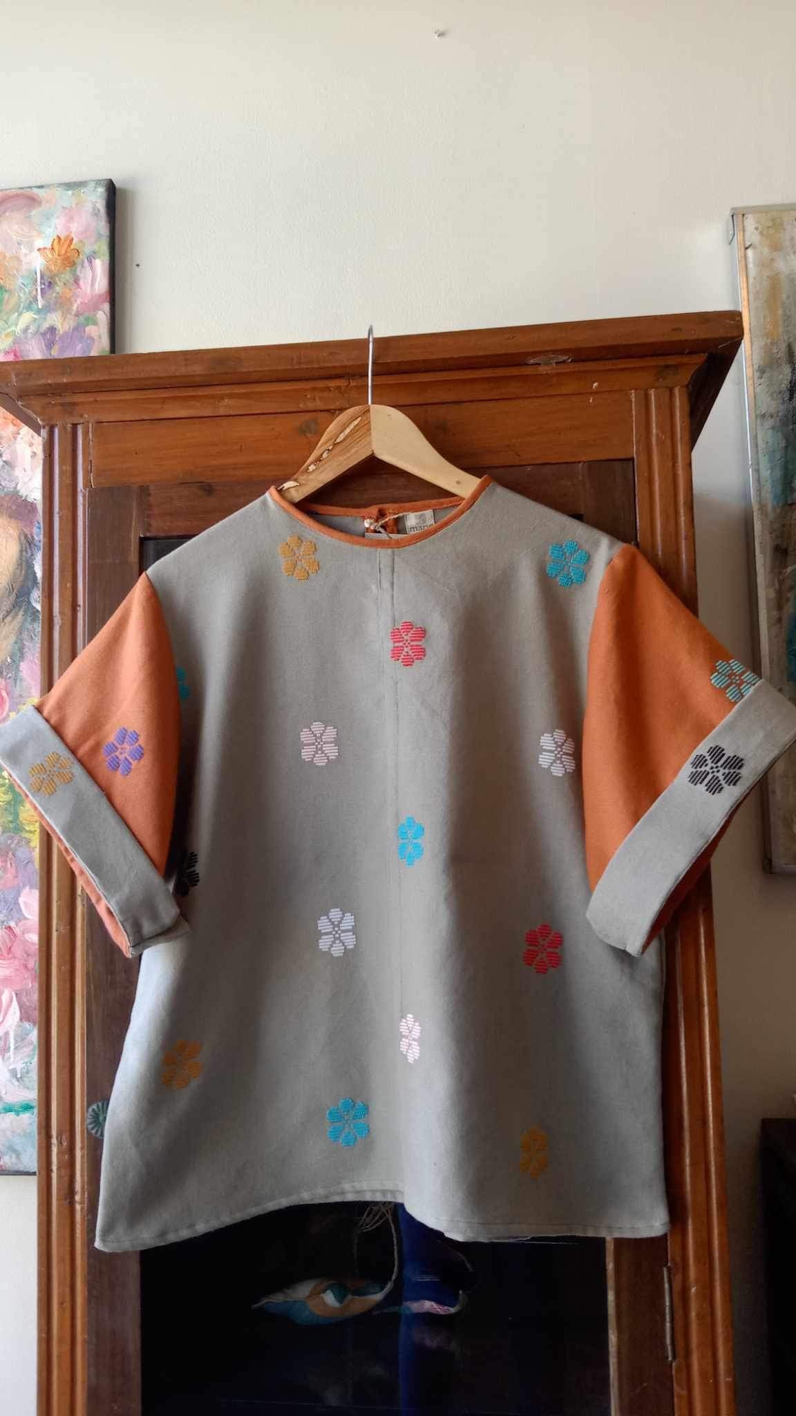 MASIGLA: GRAY FLOWERS W/ APRICOT FLOWER SLEEVES