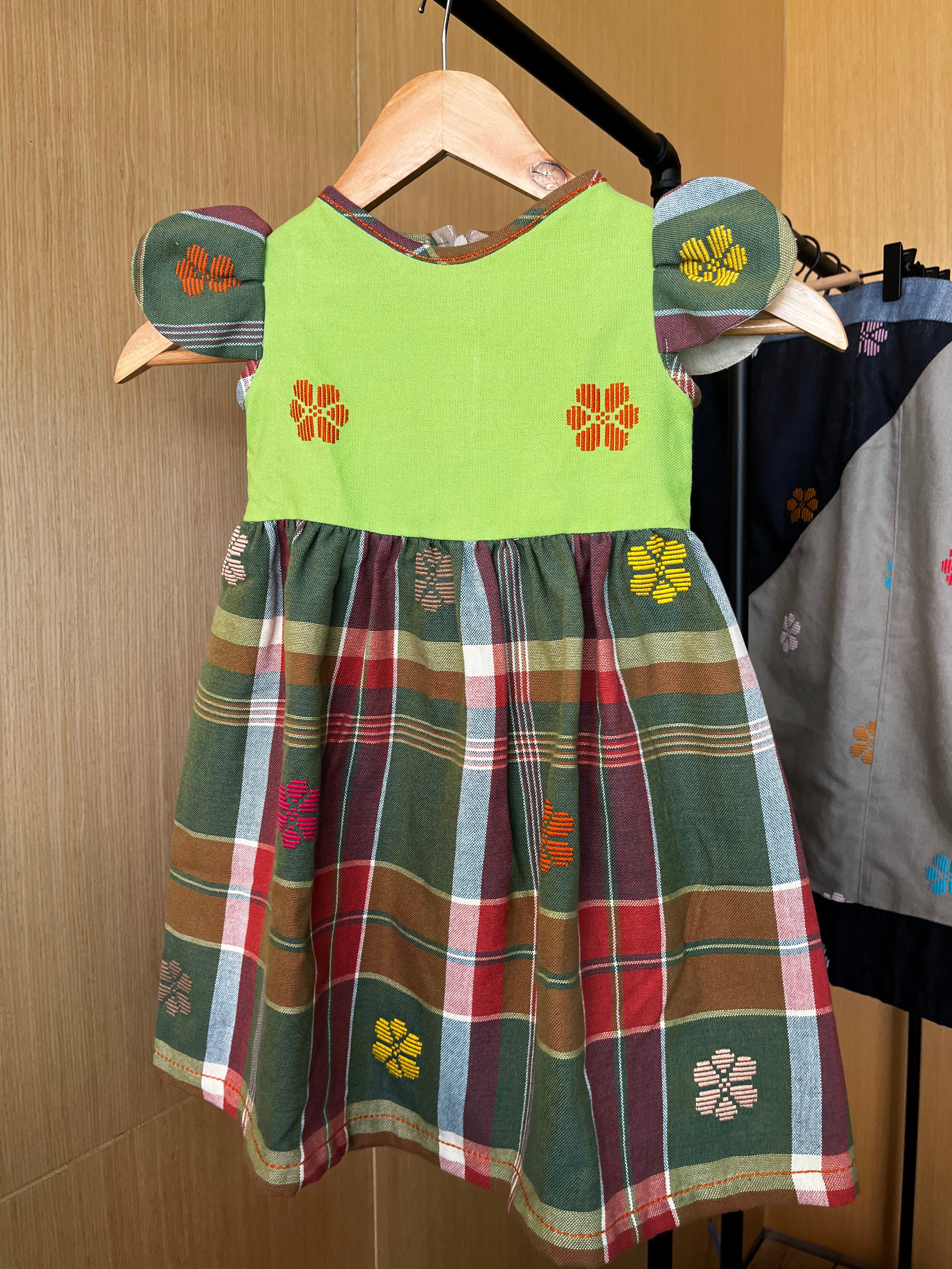 LITTLE MARIE: Neon green flowers / bernila