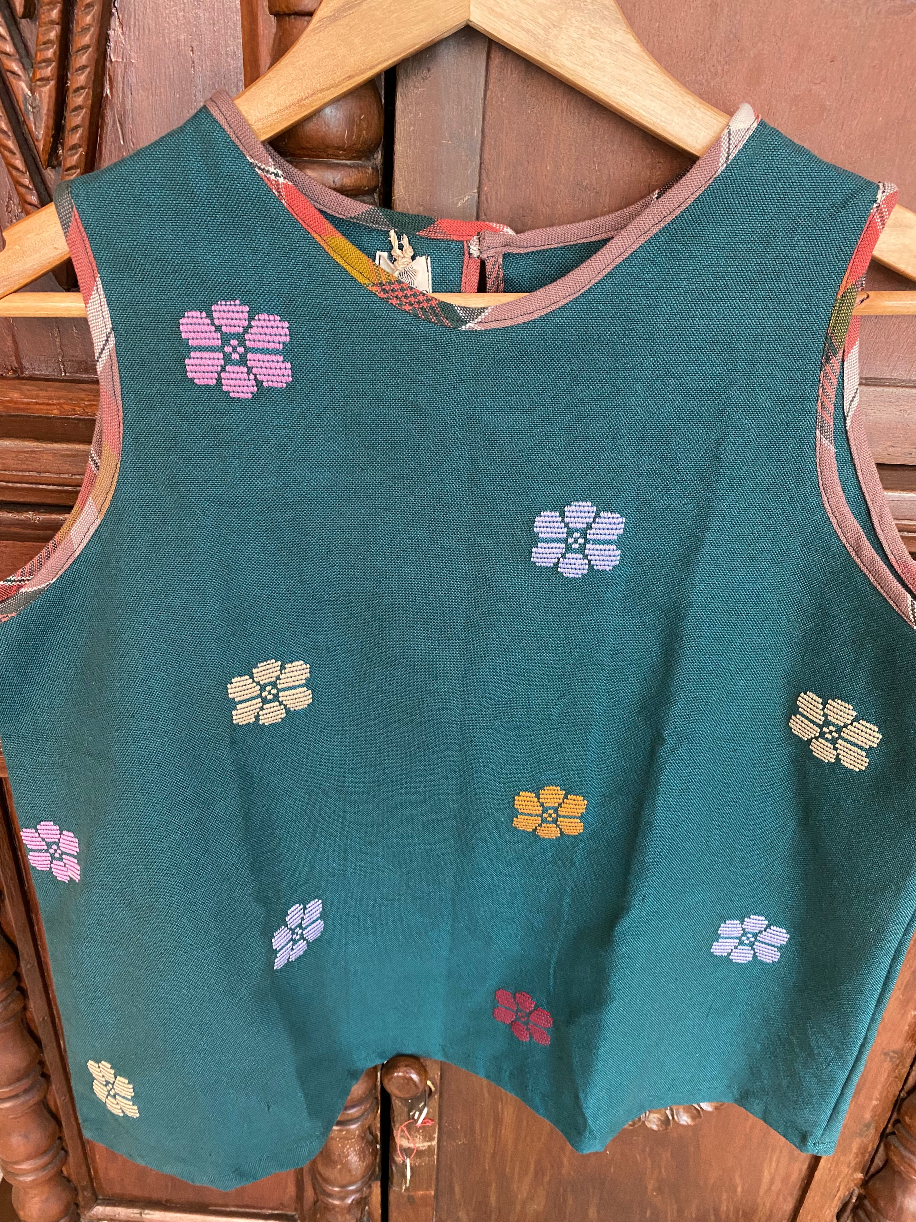 Sleeveless: Forest green flowers1 / Soledad