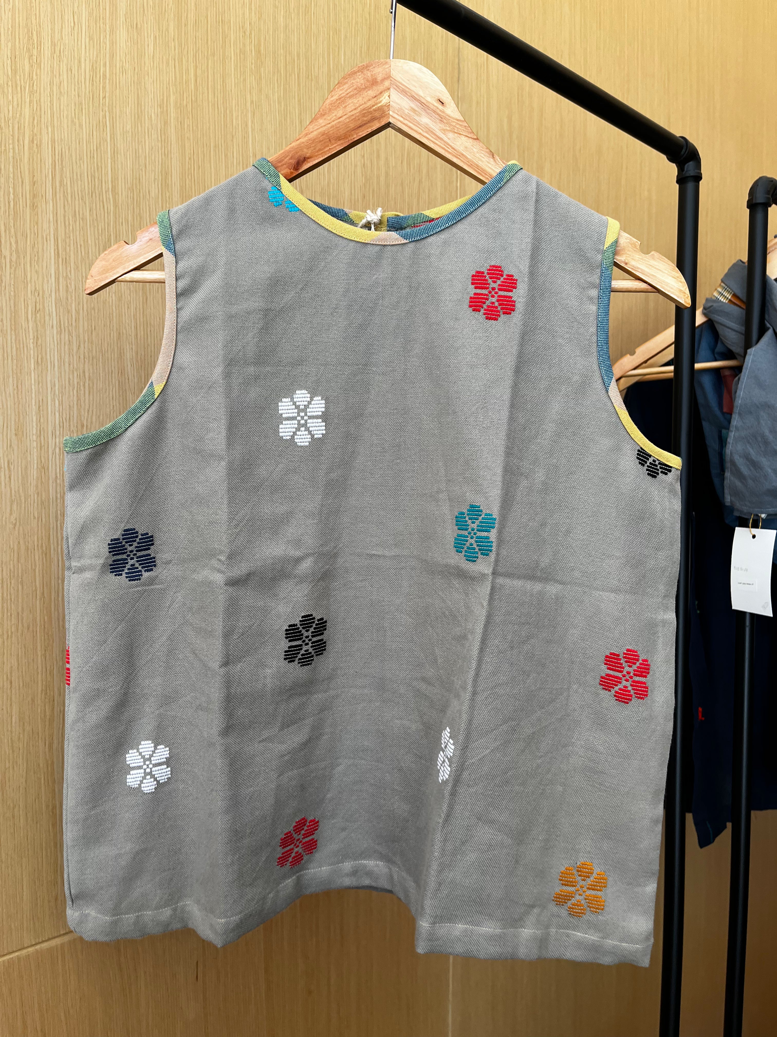 SLEEVELESS: GRAY FLOWERS FULL