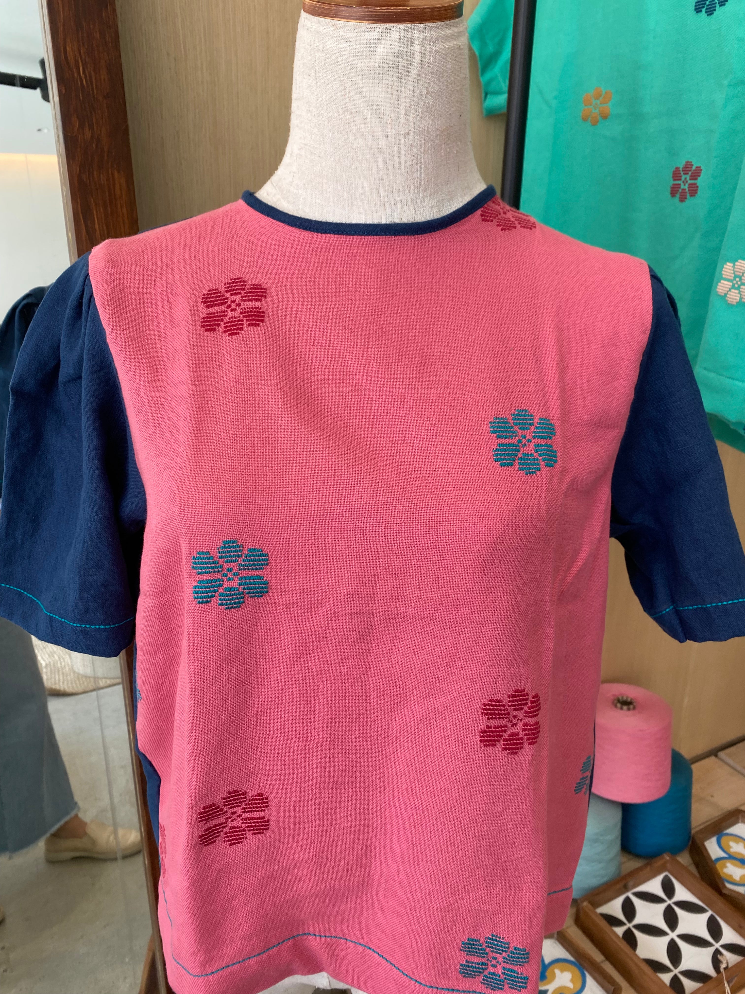 Classic V1: Pink flowers w/ darkblue linen