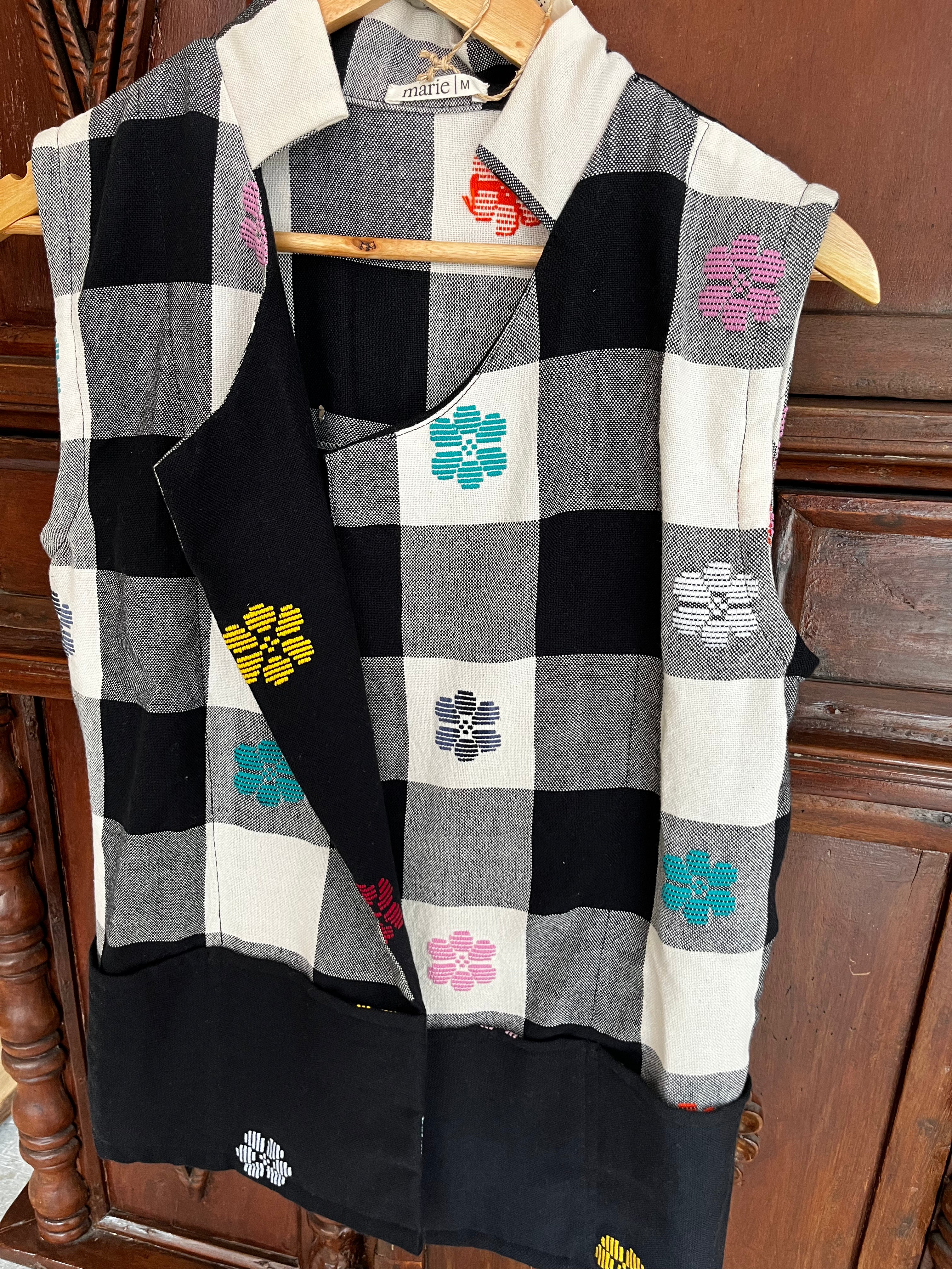 VEST: KRISTINA b&w with black flowers pockets